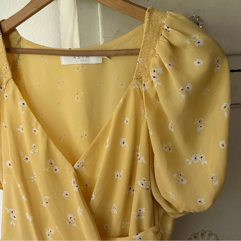 ASTR the label | Women’s Butter Yellow Floral Vneck Ruffle Hem Puff SleeveTop, S